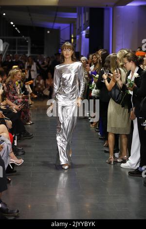 09/08/2022, Berlin, Deutschland, Models laufen auf der Fashion Show Silvermagic von der brasilianischen Designerin Aline CELI während der Fashion Week Berlin im Autohaus König am 8. September 2022 in Berlin, Deutschland. Stockfoto