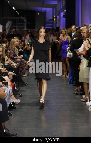 09/08/2022, Berlin, Deutschland, Models laufen auf der Fashion Show Silvermagic von der brasilianischen Designerin Aline CELI während der Fashion Week Berlin im Autohaus König am 8. September 2022 in Berlin, Deutschland. Stockfoto