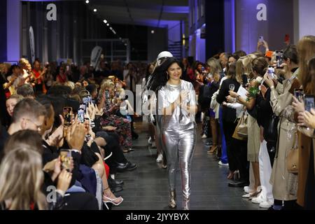 09/08/2022, Berlin, Deutschland, Models laufen auf der Fashion Show Silvermagic von der brasilianischen Designerin Aline CELI während der Fashion Week Berlin im Autohaus König am 8. September 2022 in Berlin, Deutschland. Stockfoto