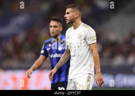 Mailand, Italien, 7.. September 2022. Lucas Hernandez von Bayern Munchen und Lautaro Martinez vom FC Internazionale während des UEFA Champions League-Spiels in Giuseppe Meazza, Mailand. Bildnachweis sollte lauten: Jonathan Moscrop / Sportimage Stockfoto