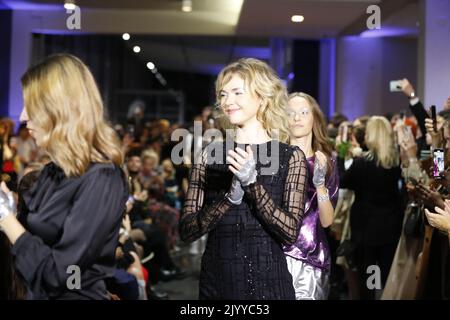 09/08/2022, Berlin, Deutschland, Models laufen auf der Fashion Show Silvermagic von der brasilianischen Designerin Aline CELI während der Fashion Week Berlin im Autohaus König am 8. September 2022 in Berlin, Deutschland. Stockfoto