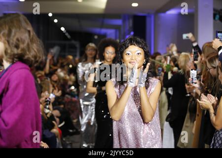 09/08/2022, Berlin, Deutschland, Models laufen auf der Fashion Show Silvermagic von der brasilianischen Designerin Aline CELI während der Fashion Week Berlin im Autohaus König am 8. September 2022 in Berlin, Deutschland. Stockfoto