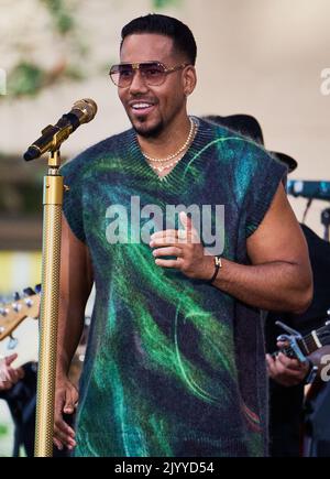 NEW YORK, NY, USA - 22. JULI 2022: Romeo Santos tritt auf der "Today" Show Concert Series von NBC auf der Rockefeller Plaza auf. Stockfoto