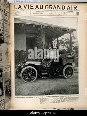 Aus der Zeitschrift La Vie au Grand Air (Life in the Outdoors); Schwarz-Weiß-Fotografie auf dem Deckblatt eines Tourenwagens, datiert 29. September 1904. Im Inneren sitzen der Kronprinz von Deutschland und seine Verlobte die Großherzogin von Mecklenburg. Stockfoto