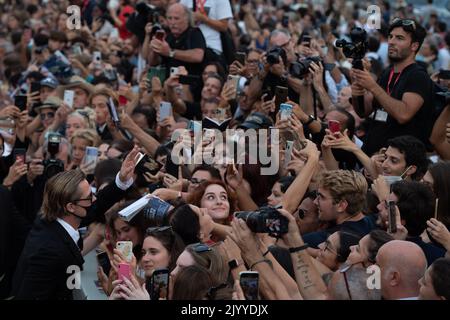 Venedig, Italien. 08. September 2022. Brad Pitt nimmt am 08. September 2022 in Venedig, Italien, am „Blond“-roten Teppich des Internationalen Filmfestivals Venedig 79. Teil. Foto: Paolo Cotello/imageSPACE/Sipa USA Kredit: SIPA USA/Alamy Live News Stockfoto