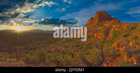 Die Westseite von Cockscomb Butte in Sedona, Arizona, vom Ground Control Trail bei Sonnenuntergang aus gesehen. Stockfoto