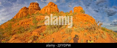 Die Westseite von Cockscomb Butte in Sedona, Arizona, vom Ground Control Trail bei Sonnenuntergang aus gesehen. Stockfoto