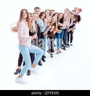 Selbstbewusste junge Frau, die vor einer Säule junger Menschen steht Stockfoto