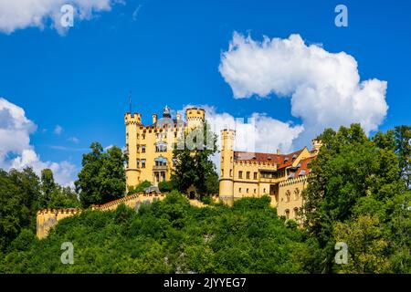 Schloss Hohenschwangau bei Füssen, Bayern, Deutschland. Schloss von König Ludwig II. Im Dorf Schwangau. Schloss Hohenschwangau ist Wahrzeichen der deutschen Alpen. Stockfoto