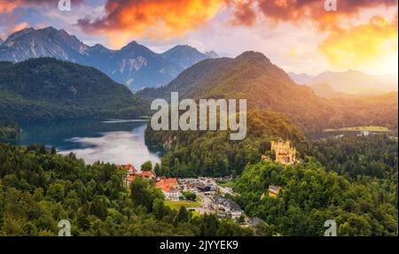 Schloss Hohenschwangau bei Füssen, Bayern, Deutschland. Schloss von König Ludwig II. Im Dorf Schwangau. Schloss Hohenschwangau ist Wahrzeichen der deutschen Alpen. Stockfoto