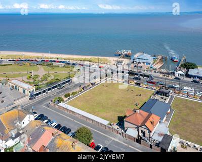 2 Blackpool Trams am Fleetwood Ferry Port, wenn die Knott End Ferry Fleetwood erreicht. 27.. August 2022. Stockfoto