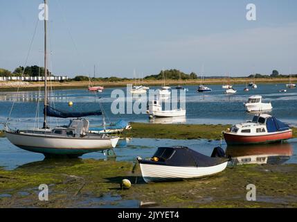 Ebbe Blick auf Boote im Hafen von Emsworth Stockfoto