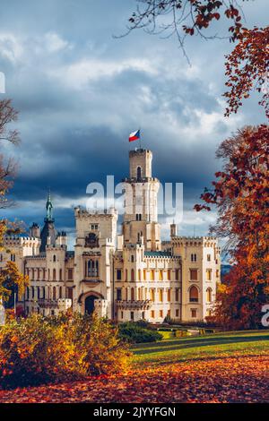 Schloss Hluboka nad Vltavou ist eine der schönsten Burgen in der Tschechischen Republik. Schloss Hluboka nad Vltavou im Herbst mit rotem Laub, Tschechien. Kol Stockfoto