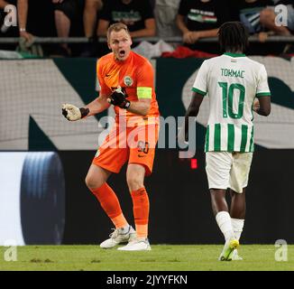 BUDAPEST, UNGARN - 08. SEPTEMBER: Denes Dibusz von Ferencvaros argumentiert mit Tokmac Chol Nguen von Ferencvaros während des UEFA Europa League-Spiels der Gruppe H zwischen Ferencvaros und Trabzonspor in der Groupama Arena am 8. September 2022 in Budapest, Ungarn. Stockfoto