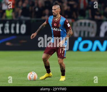 BUDAPEST, UNGARN - 08. SEPTEMBER: Marek Hamsik von Trabzonspor kontrolliert den Ball während des UEFA Europa League-Spiels der Gruppe H zwischen Ferencvaros und Trabzonspor in der Groupama Arena am 8. September 2022 in Budapest, Ungarn. Stockfoto