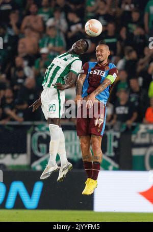 BUDAPEST, UNGARN - 08. SEPTEMBER: Adama Traore von Ferencvaros kämpft während des UEFA Europa League-Spiels der Gruppe H zwischen Ferencvaros und Trabzonspor in der Groupama Arena am 8. September 2022 in Budapest, Ungarn, um den Ball in der Luft. Stockfoto