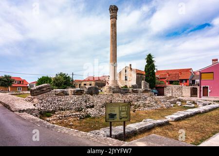 Überreste des größten römischen Tempels an der Adria in Nin, Kroatien. Historische Stadt Nin laguna View, Dalmatien Region von Kroatien. Blick auf die Straße Stockfoto