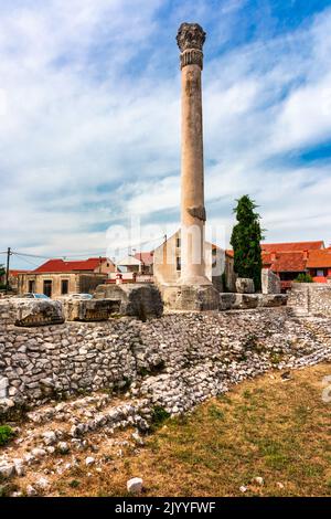 Überreste des größten römischen Tempels an der Adria in Nin, Kroatien. Historische Stadt Nin laguna View, Dalmatien Region von Kroatien. Blick auf die Straße Stockfoto