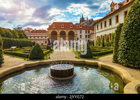 Schlossgarten Waldstein (Valdstejnska Zahrada) und Gebäude des Senats der Tschechischen Republik in Prag. Wallenstein Palace Gardens, Prag, Tschechische Republik Stockfoto