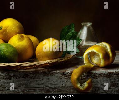 Stillleben von Beeren und Früchten auf dem Tisch auf einem dunklen Hintergrund Hochwertige Foto Stockfoto