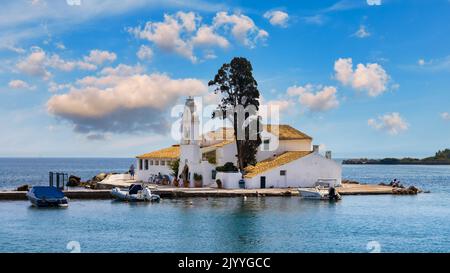 Schöne Landschaft mit dem Heiligen Kloster Panagia Vlacherna der Küste Ionisches Meer in der Korfu oder Kerkyra ist eine griechische Insel, Europa. Kloster von P Stockfoto