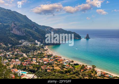 Exotischer Strand von Agios Gordios auf der Insel Korfu, Griechenland. Strand von Agios Gordios, Insel Korfu, Griechenland. Panoramablick auf den Strand von Agios Gordios, sandige Küste Stockfoto