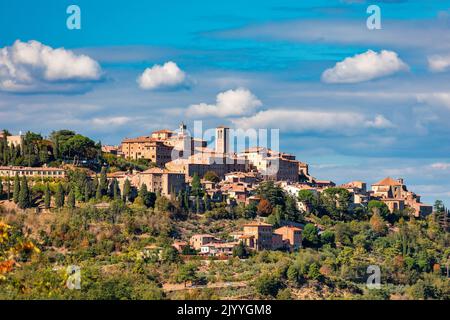 Dorf Montepulciano mit wunderbarer Architektur und Häusern. Eine wunderschöne Altstadt in der Toskana, Italien. Luftaufnahme der mittelalterlichen Stadt Montepulc Stockfoto