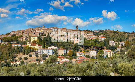 Panoramablick auf Seggiano, in der Toskana. Seggiano ist ein kleines Dorf auf einem Hügel zwischen den Hügeln des Monte Amiata und der wunderschönen Landschaft des Monte Amiata Stockfoto
