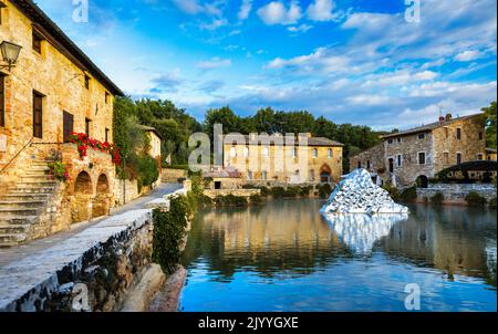 Thermalbad Stadt Bagno Vignoni, Italien bei Sonnenaufgang. Alte Thermalbäder im mittelalterlichen Dorf Bagno Vignoni, Toskana, Italien. Mittelalterliche Therme Stockfoto