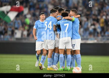 Stadio Olimpico, Rom, Italien. 8. September 2022. Fußball der UEFA Europa League, SS Lazio gegen Feyenoord; die Spieler von Latium feiern, nachdem Luis Alberto in der 4.-minütigen Spielzeit das Tor für 1-0 erzielte.Credit: Action Plus Sports/Alamy Live News Stockfoto