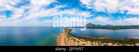 Issos Strand auf Korfu, in der Nähe von Agios Georgios, Griechenland. Luftdrohnenansicht des Issos-Strandes und des Korissionsees, der Insel Korfu, des Ionischen Meeres, Griechenland. Issos Beach, Stockfoto