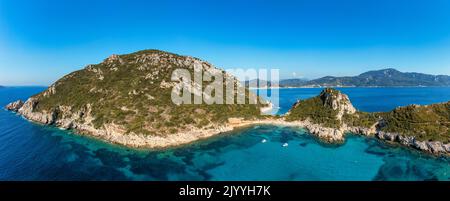 Porto Timoni ist ein wunderschöner Doppelstrand in Korfu, Griechenland. Der Strand Porto Timoni bei Afionas ist ein paradiesischer Doppelstrand mit kristallklarem Azurblau Stockfoto