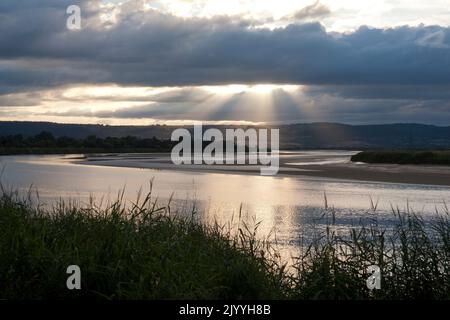 Sonnenuntergang über dem Fluss Severn in Framilode, Saul, bei Frampton auf Severn, Gloucestershire, England Stockfoto