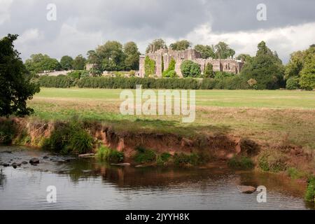 Berkeley Castle auf der anderen Seite des Flusses Little Avon, Berkeley, Gloucestershire, England Stockfoto