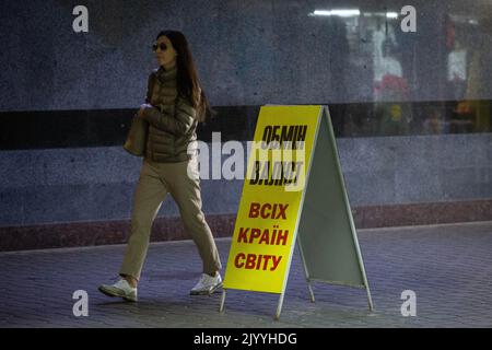 Kiew, Ukraine. 7. September 2022. Eine Frau kommt an einem Wechselschild im Zentrum von Kiew vorbei. Am 24. Februar drangen russische Truppen in die Ukraine ein, was zu Kämpfen und Zerstörungen im Land führte und eine Wirtschaftskrise und eine Abwertung der nationalen Währung in der Ukraine verursachte. (Bild: © Oleksii Chumachenko/SOPA Images via ZUMA Press Wire) Stockfoto