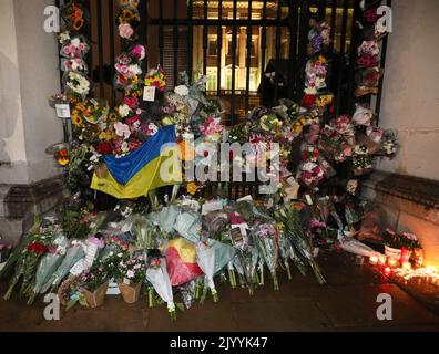 London, Großbritannien. 08. September 2022. Blumen zu Ehren vor dem Buckingham Palace in London nach dem plötzlichen Tod Ihrer Majestät Königin Elizabeth 11 in ihrem Haus in Balmoral, Schottland, heute Nachmittag am Donnerstag, 08. September 2022. Königin Elizabeth 11 starb im Alter von 96 Jahren, umgeben von ihrer nahen Familie, nachdem sie siebzig Jahre lang dem Vereinigten Königreich und dem Commonwealth als Monarch gedient hatte. Foto von Hugo Philpott/UPI Credit: UPI/Alamy Live News Stockfoto