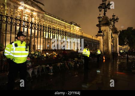 London, Großbritannien. 08. September 2022. Nach dem plötzlichen Tod Ihrer Majestät Königin Elizabeth 11 in ihrem Haus in Balmoral, Schottland, heute Nachmittag, am Donnerstag, dem 08. September 2022, stehen Polizeibeamte vor dem Buckingham Palace in London Wache. Königin Elizabeth 11 starb im Alter von 96 Jahren, umgeben von ihrer nahen Familie, nachdem sie siebzig Jahre lang dem Vereinigten Königreich und dem Commonwealth als Monarch gedient hatte. Foto von Hugo Philpott/UPI Credit: UPI/Alamy Live News Stockfoto