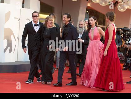 VENEDIG, ITALIEN. 8. September 2022: Brad Pitt, Dede Gardner, Adrien Brody, Warren Ellis, Ana de Armas & Julianne Nicholson bei der Blonde-Premiere auf den Internationalen Filmfestspielen von Venedig 79.. Picture: Kristina Afanasyeva/Featureflash Credit: Paul Smith/Alamy Live News Stockfoto