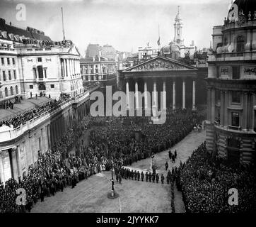 Datei Foto vom 8/2/1952 von riesigen Menschenmengen an der Royal Exchange in der City of London, um die Lesung der Proklamation des Beitritts von Königin Elizabeth II. Zu hören Obwohl Charles nach dem Tod seiner Mutter automatisch König geworden ist, wird er in einem historischen Beitrittrat, der normalerweise innerhalb von 24 Stunden nach dem Tod eines Souveräns im St. James's Palace in London einberufen wird, offiziell zum Monarchen ernannt. Nach dem Treffen wird die erste öffentliche Proklamation des neuen Herrschers vom Balkon des Friary Court aus vom Garter King of Arms im St. James's Palace in Anwesenheit o unter freiem Himmel vorgelesen Stockfoto