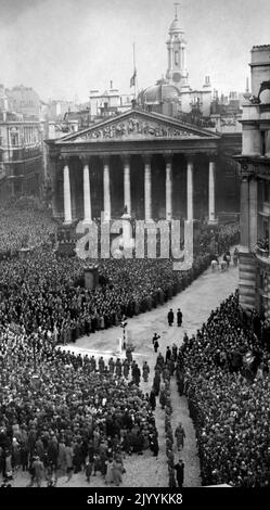 Datei Foto vom 8/2/1952 von riesigen Menschenmengen an der Royal Exchange in der City of London, um die Lesung der Proklamation des Beitritts von Königin Elizabeth II. Zu hören Obwohl Charles nach dem Tod seiner Mutter automatisch König geworden ist, wird er in einem historischen Beitrittrat, der normalerweise innerhalb von 24 Stunden nach dem Tod eines Souveräns im St. James's Palace in London einberufen wird, offiziell zum Monarchen ernannt. Nach dem Treffen wird die erste öffentliche Proklamation des neuen Herrschers vom Balkon des Friary Court aus vom Garter King of Arms im St. James's Palace in Anwesenheit o unter freiem Himmel vorgelesen Stockfoto