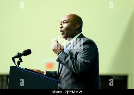 Jaime Harrison, Vorsitzender des Democratic National Committee, macht Bemerkungen vor dem US-Präsidenten Joe Biden, der am Donnerstag, dem 8. September 2022, bei einem Empfang des Democratic National Committee im National Harbour, Maryland, sprach.Quelle: Chris Kleponis/Pool/Sipa USA Quelle: SIPA USA/Alamy Live News Stockfoto