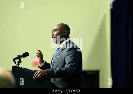 Jaime Harrison, Vorsitzender des Democratic National Committee, macht Bemerkungen vor dem US-Präsidenten Joe Biden, der am Donnerstag, dem 8. September 2022, bei einem Empfang des Democratic National Committee im National Harbour, Maryland, sprach.Quelle: Chris Kleponis/Pool/Sipa USA Quelle: SIPA USA/Alamy Live News Stockfoto