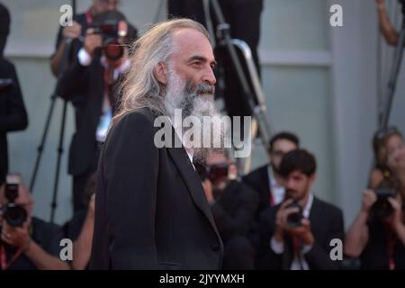 Venedig, Italien. 08. September 2022. VENEDIG, ITALIEN - 08 2022. SEPTEMBER: Warren Ellis nimmt am 08. September 79. in Venedig, Italien, am Roten Teppich des 'Blond' Teil. Kredit: dpa/Alamy Live Nachrichten Stockfoto