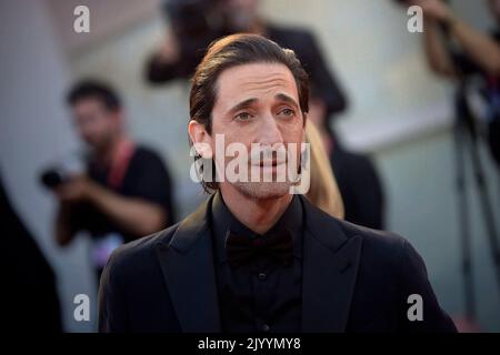 Venedig, Italien. 08. September 2022. VENEDIG, ITALIEN - 08 2022. SEPTEMBER: Adrien Brody nimmt am 08. September 79. in Venedig, Italien, am roten Teppich des „Blonden“ Teil. Kredit: dpa/Alamy Live Nachrichten Stockfoto