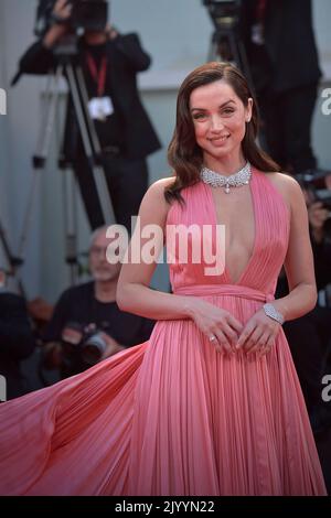 Venedig, Italien. 08. September 2022. VENEDIG, ITALIEN - 08 2022. SEPTEMBER: Ana de Armas nimmt am 08. September 79. in Venedig, Italien, am roten Teppich des „Blonden“ Teil. Kredit: dpa/Alamy Live Nachrichten Stockfoto