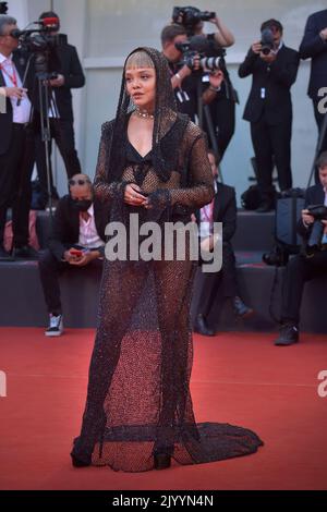 Venedig, Italien. 08. September 2022. VENEDIG, ITALIEN - 08 2022. SEPTEMBER: Tessa Thompsonnimmt am 08. September 79. in Venedig, Italien, am roten Teppich des 'Blonden' Teil. Kredit: dpa/Alamy Live Nachrichten Stockfoto