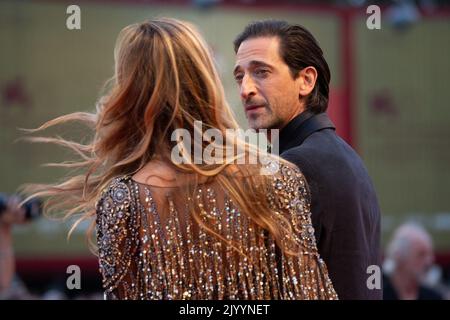 Lido Di Venezia, Italien. 08. September 2022. Georgina Chapman und Adrien Brody nehmen am 08. September 2022 in Venedig, Italien, am roten Teppich des „Blonden“ auf dem Internationalen Filmfestival Venedig 79. Teil. © Foto: Cinzia Camela. Kredit: Unabhängige Fotoagentur/Alamy Live Nachrichten Stockfoto