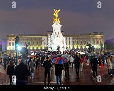 Blick auf die Menschenmassen, die sich nach dem Tod von Königin Elizabeth II. Am 8. September 2022 in der Mall vor dem Buckingham Palace im Regen versammeln Stockfoto