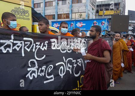 Colombo, West, Sri Lanka. 8. September 2022. In Colombo wurde ein Protest der Universitäts-Bhikkhus-Föderation abgehalten, in dem die Freilassung von Personen gefordert wurde, die zu Unrecht unter dem Terrorismusgesetz und der Aufhebung des Anti-Terror-Gesetzes und anderer repressiver Gesetze inhaftiert waren. (Bild: © ISURA Nimantha/Pacific Press via ZUMA Press Wire) Stockfoto