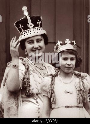 Königin Elizabeth und ihre älteste Tochter Prinzessin Elizabeth (später Königin Elizabeth II.) auf dem Balkon des Buckingham Palace nach der Krönung von König George VI. Am 12. Mai 1937. Stockfoto